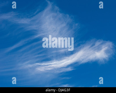 Blauer Himmel und Wolkenfetzen Stockfoto