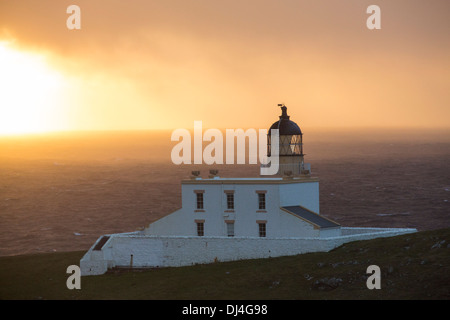 Regendusche bei Sonnenuntergang über Stoner Point Lighthouse in Assynt, North West Highlands, Schottland, Großbritannien. Stockfoto