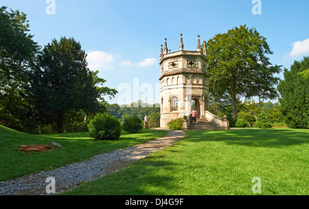 Eine Torheit auf dem Gelände der Zisterzienser Kloster Brunnen Abtei North Yorkshire England. Stockfoto