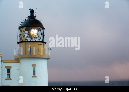 Regendusche bei Sonnenuntergang über Stoner Point Lighthouse in Assynt, North West Highlands, Schottland, Großbritannien. Stockfoto