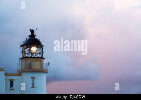 Regendusche bei Sonnenuntergang über Stoner Point Lighthouse in Assynt, North West Highlands, Schottland, Großbritannien. Stockfoto