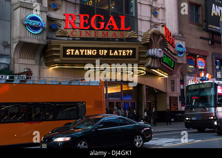 Times Square-Lichter in der Nacht, NYC Stockfoto