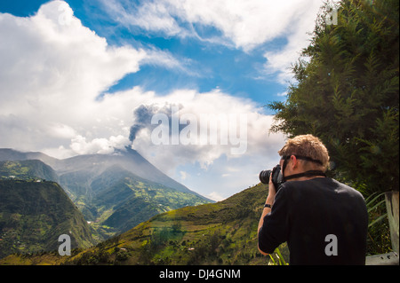 Unkenntlich mutiger Fotograf in einer Gasmaske macht Fotos von Tungurahua Vulkanausbruch Stockfoto