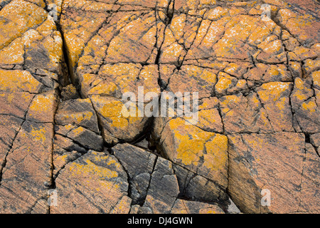 Lewisian Gneis, einige der ältesten Gesteine der Welt an einem kleinen Strand in Achmelvich in Assynt, North West Highlands, Schottland, Großbritannien. Stockfoto