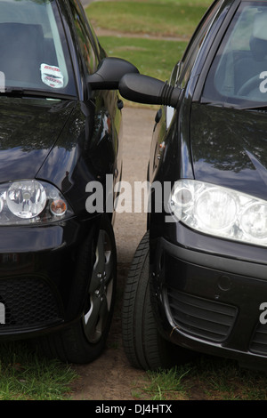 Betrachten Sie die umgekehrte parken. Es ist einfacher zu sehen und gesehen werden, während in einen Raum als beim Rückwärtsfahren umzukehren. Stockfoto