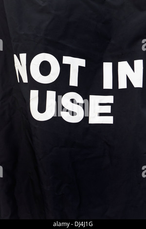 Schwarze Hülle auf ein Parkautomat mit dem Schriftzug "NOT IN USE". Stockfoto