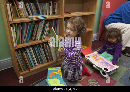 Kinder sind uns Kindergarten Schule/frühen Lernzentrum im Stadtteil Kensington sehr multikulturellen Brooklyn, NY Stockfoto