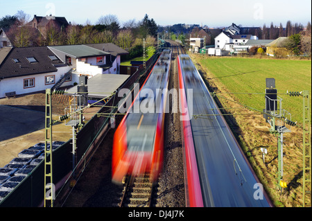 Treffen zwei Personenzüge auf offener Straße Stockfoto