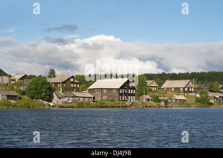 Alten karelischen Dorf in Russland, Blick vom Wasser Stockfoto