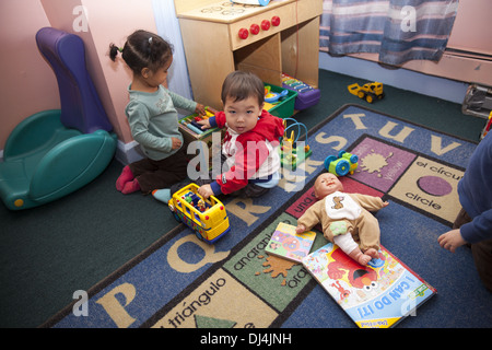 Kinder sind uns Kindergarten Schule/frühen Lernzentrum im Stadtteil Kensington sehr multikulturellen Brooklyn, NY Stockfoto