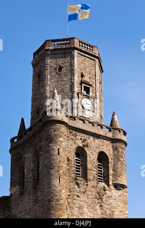 Die Flagge von Boulogne fliegt über den Glockenturm in Boulogne vor einem hellen blauen Hintergrund. Stockfoto