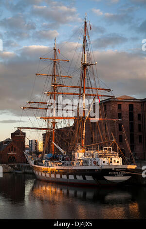 Albert Docks in Liverpools dockland, Liverpool, Merseyside, Großbritannien, 21. November 2013. UK Wetter. Sonnenuntergang über Worthington Dock. Großbritanniens größte operative Traditionelle rig hoch Segelschiff Stavros S Niarchos (Tall Ships Youth Trust) Anker in der Albert Dock für Ihren ersten Winter komplexe Lay-up in Liverpool. Stavros S Niarchos ist eine britische Brig - manipulierten große Schiff, das im Besitz des Tall Ships Youth Trust (TSYT) betrieben. Sie ist in erster Linie darauf ausgerichtet, jungen Menschen die Möglichkeit zu bieten Reisen als Zeichen Übungen, eher als reine Sail-Training durchzuführen. Credit: Mar Foto Stockfoto