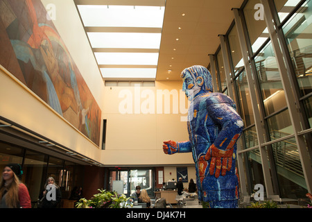 Blick auf innere des Smith College Brown Fine Arts Center mit Viola Frey "Mann im abstrakten Anzug" und ein Wandbild Rufino Tamayo. Stockfoto