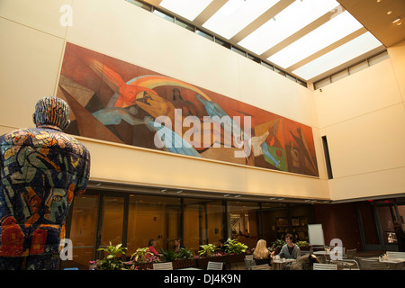 Blick ins Innere des Smith College Brown Fine Arts Center mit Viola Frey "Mann im abstrakten Anzug" und ein Tamayo Wandbild Stockfoto