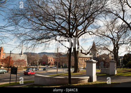 Main Street in der Innenstadt von Northampton, Massachusetts an einem Nachmittag fallen vom Smith College-Campus gesehen. Stockfoto