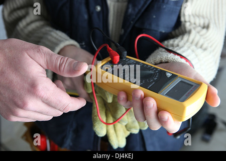 Lehrling mit multimeter Stockfoto