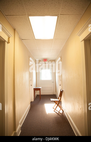 Helles Licht am Ende eines Flurs in ein kleines, altes Bürogebäude in Northampton, MA. Stockfoto