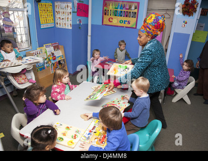 Kinder sind uns Kindergarten Schule/frühen Lernzentrum im Stadtteil Kensington sehr multikulturellen Brooklyn, NY Stockfoto