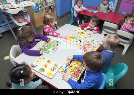 Kinder sind uns Kindergarten Schule/frühen Lernzentrum im Stadtteil Kensington sehr multikulturellen Brooklyn, NY Stockfoto