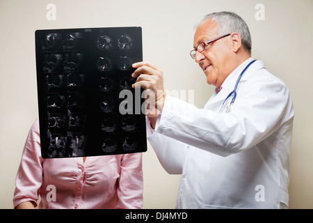 Leitende Radiologin Holding Röntgen Stockfoto