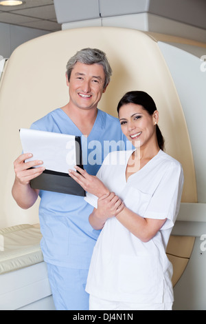 Techniker halten Zwischenablage Stockfoto