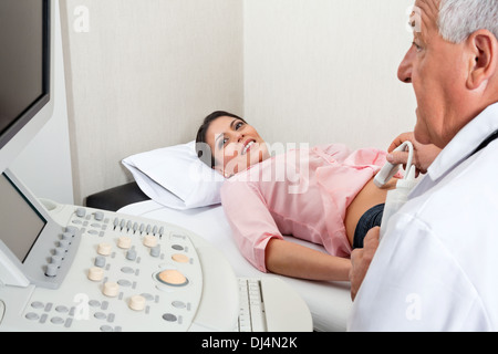 Frauen gehen durch Bauch-Ultraschall Stockfoto