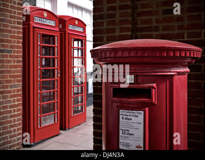 Traditionelle Arbeiten erhalten BT rote Telefonzellen mit roten Royal Mail Post Säule Kasten im Vordergrund UK Stockfoto