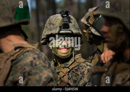 PFC. Christina Fuentes Montenegro während der Infanterie integrierte Feld Übung 15. November 2013 auf Camp Geiger, N.C. Montenegro ist einer von drei weiblichen Marines, die erste Frau, Diplom Infanterie-Ausbildung am 21. November 2013 sein. Stockfoto