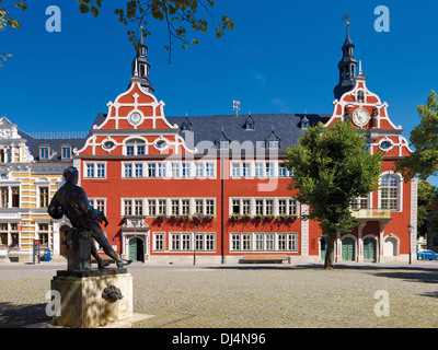 Renaissance-Rathaus und Bach-Denkmal auf dem Marktplatz, Arnstadt, Thüringen, Deutschland Stockfoto