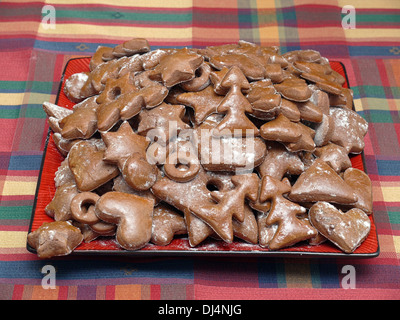 Hausgemachter Lebkuchen Weihnachtsgebäck auf Platte Stockfoto