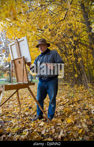 Porter, Indiana - Künstlerin malt Farben des Herbstes in Indiana Dunes National Lakeshore. Stockfoto