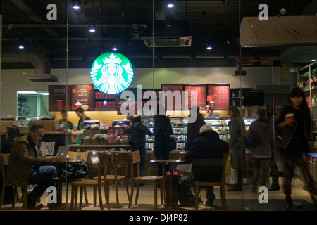 Starbucks Coffee-Shop - Kings Cross - London Stockfoto