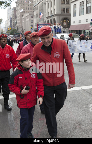 Schutzengel Gründer Curtis Sliwa und Sohn Anthony März in der Veterans Day Parade auf der 5th Avenue NYC Stockfoto