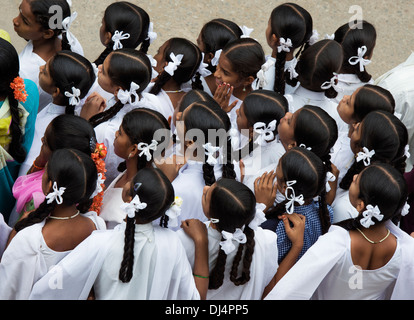 Gruppe von indischen Schulmädchen beobachten einen Festzug. Puttaparthi, Andhra Pradesh, Indien Stockfoto