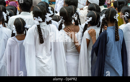 Gruppe von indischen Schulmädchen beobachten einen Festzug. Puttaparthi, Andhra Pradesh, Indien Stockfoto