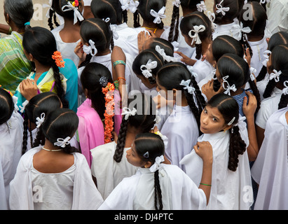 Gruppe von indischen Schulmädchen beobachten einen Festzug. Puttaparthi, Andhra Pradesh, Indien Stockfoto