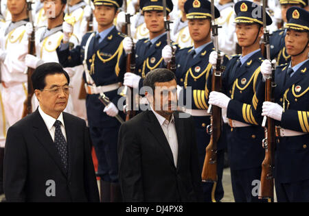 Peking, China. 8. Juni 2012. Der chinesische Präsident Hu Jintao und Irans Präsident Mahmoud Ahmadinejad teilnehmen eine Willkommenszeremonie in der großen Halle des Volkes in Peking am 8. Juni 2012. Der chinesische Ministerpräsident Wen Jiabao am Mittwoch Besuch Ahmadinedschad gesagt Beijing widersetzt sich jedem Land im Nahen Ostens, nukleare Waffen zu erwerben suchen die offizielle chinesische Xinhua Nachrichtenagentur berichtet. Stephen Shaver/ZUMAPRESS.com/Alamy © Live-Nachrichten Stockfoto