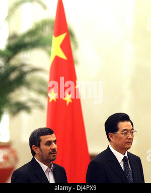 Peking, China. 8. Juni 2012. Der chinesische Präsident Hu Jintao und Irans Präsident Mahmoud Ahmadinejad teilnehmen eine Willkommenszeremonie in der großen Halle des Volkes in Peking am 8. Juni 2012. Der chinesische Ministerpräsident Wen Jiabao am Mittwoch Besuch Ahmadinedschad gesagt Beijing widersetzt sich jedem Land im Nahen Ostens, nukleare Waffen zu erwerben suchen die offizielle chinesische Xinhua Nachrichtenagentur berichtet. Stephen Shaver/ZUMAPRESS.com/Alamy © Live-Nachrichten Stockfoto