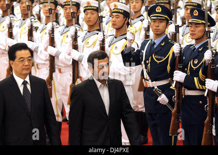 Peking, China. 8. Juni 2012. Der chinesische Präsident Hu Jintao und Irans Präsident Mahmoud Ahmadinejad teilnehmen eine Willkommenszeremonie in der großen Halle des Volkes in Peking am 8. Juni 2012. Der chinesische Ministerpräsident Wen Jiabao am Mittwoch Besuch Ahmadinedschad gesagt Beijing widersetzt sich jedem Land im Nahen Ostens, nukleare Waffen zu erwerben suchen die offizielle chinesische Xinhua Nachrichtenagentur berichtet. Stephen Shaver/ZUMAPRESS.com/Alamy © Live-Nachrichten Stockfoto