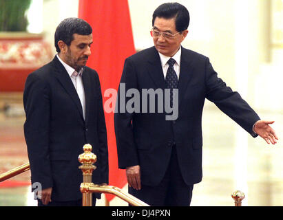 Peking, China. 8. Juni 2012. Der chinesische Präsident Hu Jintao und Irans Präsident Mahmoud Ahmadinejad teilnehmen eine Willkommenszeremonie in der großen Halle des Volkes in Peking am 8. Juni 2012. Der chinesische Ministerpräsident Wen Jiabao am Mittwoch Besuch Ahmadinedschad gesagt Beijing widersetzt sich jedem Land im Nahen Ostens, nukleare Waffen zu erwerben suchen die offizielle chinesische Xinhua Nachrichtenagentur berichtet. Stephen Shaver/ZUMAPRESS.com/Alamy © Live-Nachrichten Stockfoto