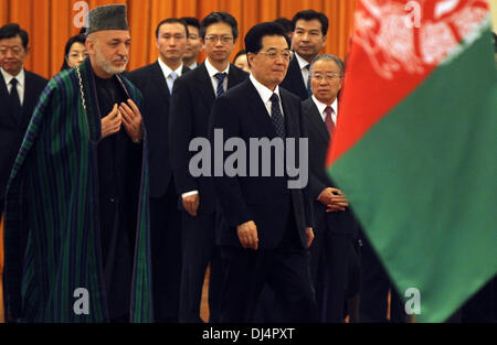 Peking, China. 8. Juni 2012. Der chinesische Präsident Hu Jintao und afghanischen Präsidenten Hamid Karzai teilnehmen eine Willkommenszeremonie in der großen Halle des Volkes in Peking am 8. Juni 2012. HU sagte Karzai am Freitag, dass China '' aufrichtigen und selbstlosen Hilfe '' nach Afghanistan liefern, wie er das Land um einen Beobachter in eine regionale Sicherheit Bloc verankert durch Peking und Moskau werden begrüßt. Stephen Shaver/ZUMAPRESS.com/Alamy © Live-Nachrichten Stockfoto