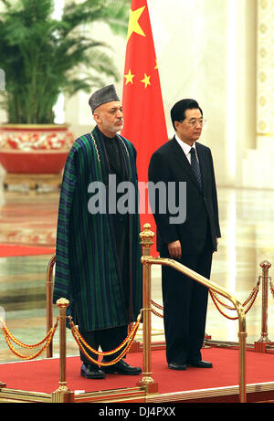 Peking, China. 8. Juni 2012. Der chinesische Präsident Hu Jintao und afghanischen Präsidenten Hamid Karzai teilnehmen eine Willkommenszeremonie in der großen Halle des Volkes in Peking am 8. Juni 2012. HU sagte Karzai am Freitag, dass China '' aufrichtigen und selbstlosen Hilfe '' nach Afghanistan liefern, wie er das Land um einen Beobachter in eine regionale Sicherheit Bloc verankert durch Peking und Moskau werden begrüßt. Stephen Shaver/ZUMAPRESS.com/Alamy © Live-Nachrichten Stockfoto