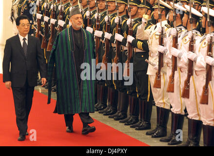 Peking, China. 8. Juni 2012. Der chinesische Präsident Hu Jintao und afghanischen Präsidenten Hamid Karzai teilnehmen eine Willkommenszeremonie in der großen Halle des Volkes in Peking am 8. Juni 2012. HU sagte Karzai am Freitag, dass China '' aufrichtigen und selbstlosen Hilfe '' nach Afghanistan liefern, wie er das Land um einen Beobachter in eine regionale Sicherheit Bloc verankert durch Peking und Moskau werden begrüßt. Stephen Shaver/ZUMAPRESS.com/Alamy © Live-Nachrichten Stockfoto