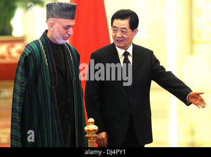 Peking, China. 8. Juni 2012. Der chinesische Präsident Hu Jintao und afghanischen Präsidenten Hamid Karzai teilnehmen eine Willkommenszeremonie in der großen Halle des Volkes in Peking am 8. Juni 2012. HU sagte Karzai am Freitag, dass China '' aufrichtigen und selbstlosen Hilfe '' nach Afghanistan liefern, wie er das Land um einen Beobachter in eine regionale Sicherheit Bloc verankert durch Peking und Moskau werden begrüßt. Stephen Shaver/ZUMAPRESS.com/Alamy © Live-Nachrichten Stockfoto