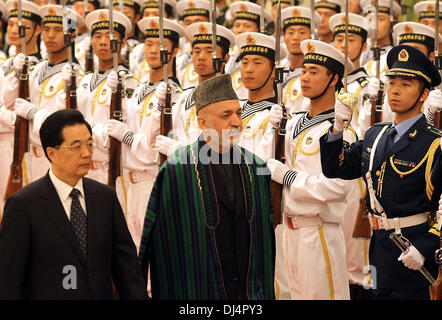 Peking, China. 8. Juni 2012. Der chinesische Präsident Hu Jintao und afghanischen Präsidenten Hamid Karzai teilnehmen eine Willkommenszeremonie in der großen Halle des Volkes in Peking am 8. Juni 2012. HU sagte Karzai am Freitag, dass China '' aufrichtigen und selbstlosen Hilfe '' nach Afghanistan liefern, wie er das Land um einen Beobachter in eine regionale Sicherheit Bloc verankert durch Peking und Moskau werden begrüßt. Stephen Shaver/ZUMAPRESS.com/Alamy © Live-Nachrichten Stockfoto