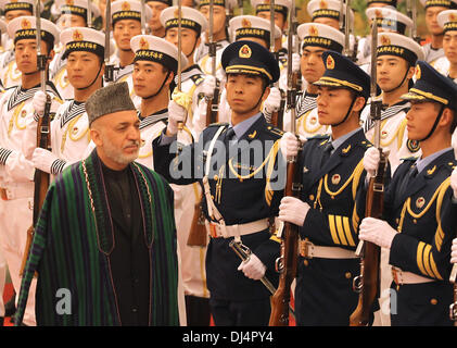 Peking, China. 8. Juni 2012. Der chinesische Präsident Hu Jintao und afghanischen Präsidenten Hamid Karzai teilnehmen eine Willkommenszeremonie in der großen Halle des Volkes in Peking am 8. Juni 2012. HU sagte Karzai am Freitag, dass China '' aufrichtigen und selbstlosen Hilfe '' nach Afghanistan liefern, wie er das Land um einen Beobachter in eine regionale Sicherheit Bloc verankert durch Peking und Moskau werden begrüßt. Stephen Shaver/ZUMAPRESS.com/Alamy © Live-Nachrichten Stockfoto