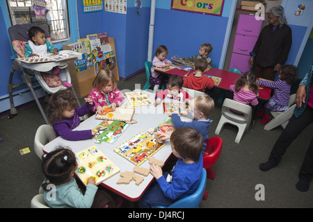 Kinder sind uns Kindergarten Schule/frühen Lernzentrum im Stadtteil Kensington sehr multikulturellen Brooklyn, NY Stockfoto