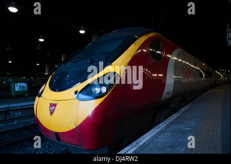 Eine Jungfrau zu trainieren, auf einer Plattform am Bahnhof Euston in London Stockfoto