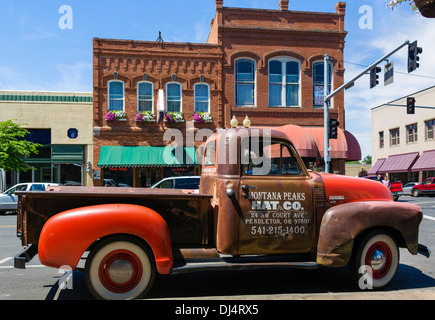 Alter Chevrolet Advance Design 3100 LKW auf der Main Street in der Innenstadt von Pendleton, Oregon, USA Stockfoto