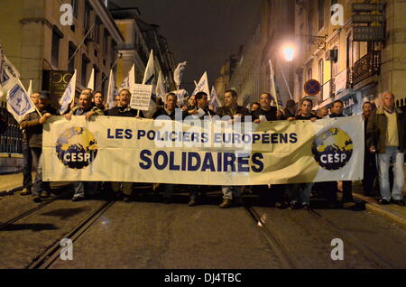 Lissabon, Portugal. 21. November 2013. Polizei durch Portugal versammeln in Lissabon in einer nationalen Demonstration gegen die geplanten Haushaltskürzungen. Bildnachweis: João Nelson Ferreira/Alamy Live-Nachrichten Stockfoto